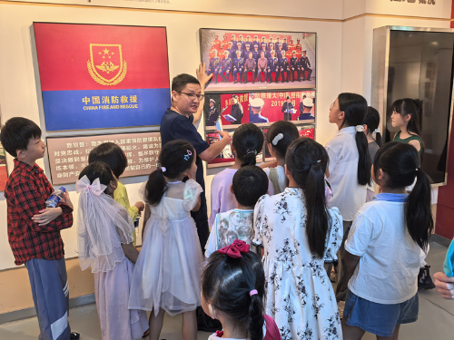 平安暑假伴童行—共青团“小伙伴快乐小屋”开展暑期消防研学活动3